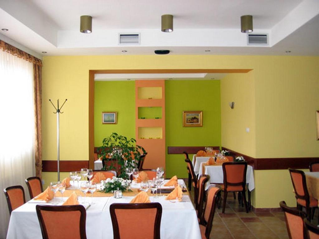 Hotel Vila Sunce Stara Pazova Ngoại thất bức ảnh